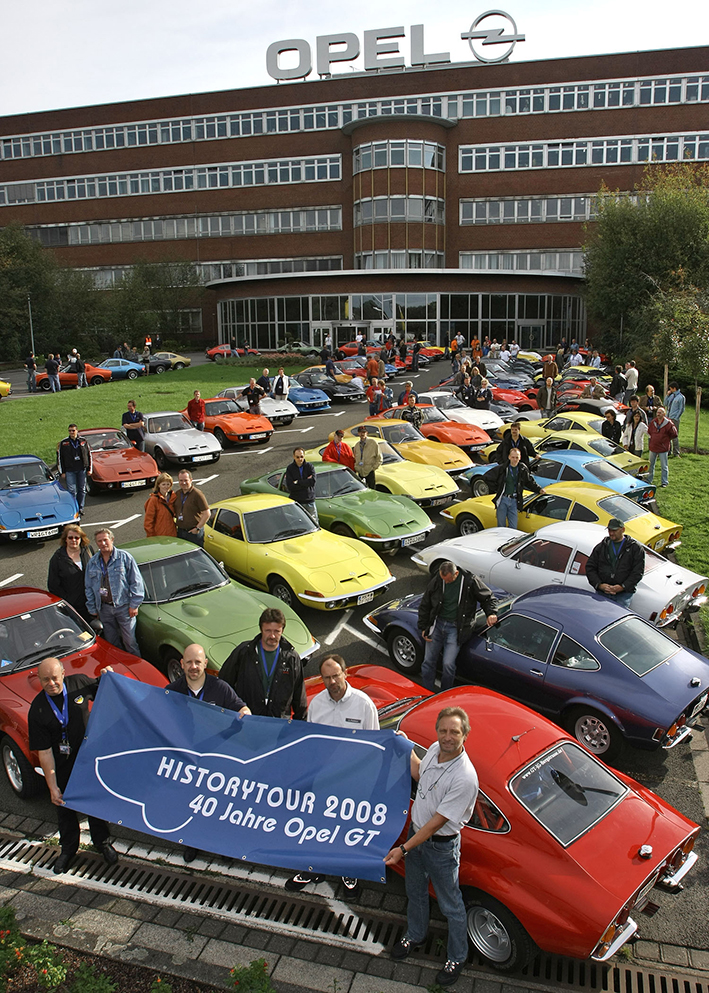 2008 feiern Fans vor dem Werk das Bochumer  Erfolgsmodell Opel GT.