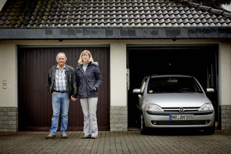 Kilometer-Held Nummer 2: Seit zwölf Jahren pendelt Manfred Runzheimer (hier mit Frau Anne) mit seinem Corsa C täglich 330 Kilometer zwischen Wohnort und Arbeitsstelle. 
