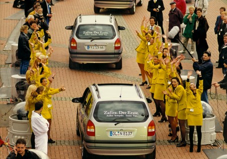 1999: Die ersten Zafira-Fahrzeuge bei einer Sternfahrt in Bochum.