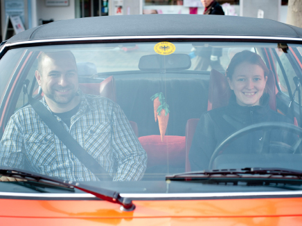 Aufbruch: Denise Hofmann und Arbeitskollege Sven Rycerz brechen zu einer Spritztour mit dem Commodore auf. Die beiden absolvieren bei Opel gemeinsam eine Weiterbildung zum Techniker, Fachrichtung Maschinenbau.