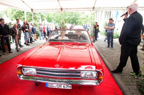 Roter Teppich für rares rotes Cabrio: Harald Hamprecht steuert einen Kadett 1700, Baujahr 1967.