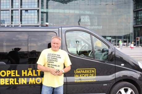 Der Mann am Steuer: Thomas-Mario Gesell fährt einen Opel Vivaro-Bus während der „Opel hilft Berlin“-Aktion.