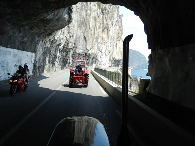 Das ist mal ein Tunnelblick: Die Küstenstraßen der Cote d'Azur zählen zu den Highlights der Tour