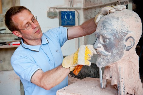 OPEL: Bildhauer/Knstler Uwe Wenzel - Produktion einer Adam Opel Statue