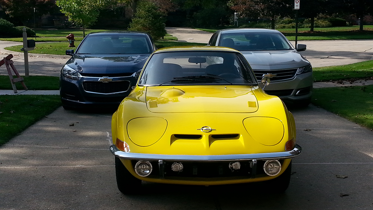 Drive-in: The Opel GT in its full splendor, with a pair of Chevys looking on.