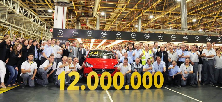 foto de familia, empleados de Opel España posan junto a la unidad 12 Millones