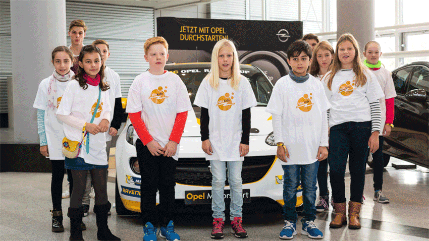 Zum Abheben: Sie haben BlitzKids-T-Shirts an und dazu eine Mission – die Nachwuchsreporter werden über den Kindertag@Opel in Wort und Bild berichten.  