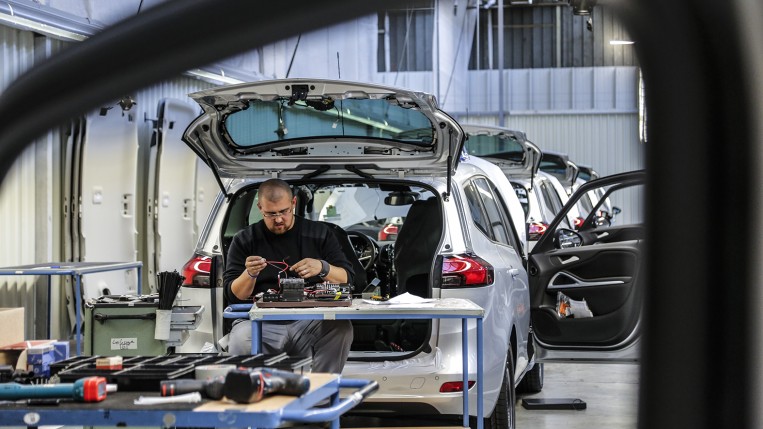 Reportage in der OSV Abteilung (Opel Special Vehicle) in Rüsselsheim, wo die Mitarbeiter den Opel Zafira sowie den neuen Corsa derzeit für die Polizei umbauen und die polizeispezifischen Elektronikinstrumente einbauen