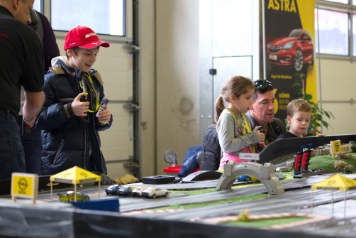 begeisterte Kinder bei der Carerra Race mit Opel Modellen