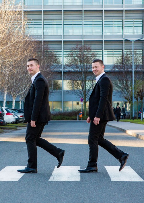 Portrait der beiden Zwillingsbrüder Lars und Lukas Rippberger die beide bei Opel in der Marketingabteilung arbeiten, zusammen wohnen, und identische Autos fahren