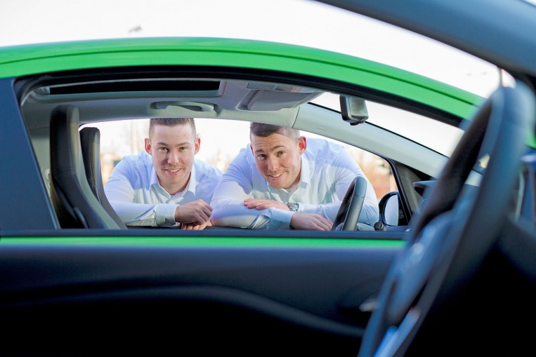 Portrait der beiden Zwillingsbrüder Lars und Lukas Rippberger die beide bei Opel in der Marketingabteilung arbeiten, zusammen wohnen, und identische Autos fahren