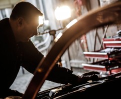 Portrait des Opel Mitarbeiters Klaus Stützel, der seinen Opel GT von Grund auf restauriert