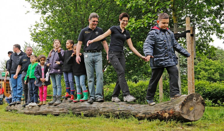 Opel-Mitarbeiter bauen gemeinsam mit Kindern aus Raunheim ein Eidechsen-Habitat