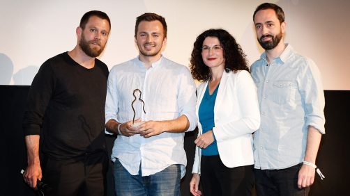 Siegerfoto: Regisseur David Helmut und Hauptdarsteller Patrick Finger (rechts) mit den Jury-Mitgliedern Ken Duken (links) und Opel-Marketingchefin Tina Müller.