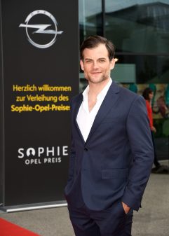 Lässig unterwegs: Schauspieler Torben Liebrecht zu Gast bei der Verleihung des Sophie-Opel-Preises.