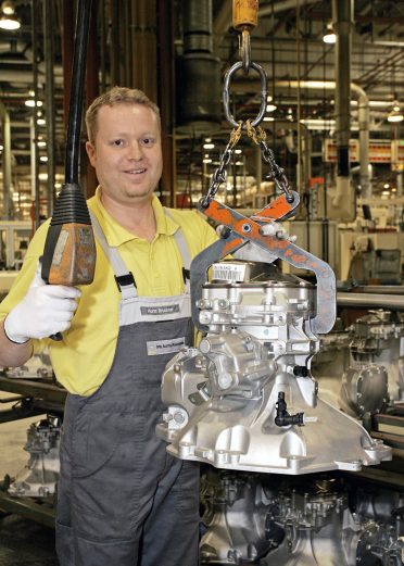 12. Oktober 2005: 15 Millionen Getriebe - F 17-Getriebebau-Mitarbeiter Horst Bruckner mit dem Jubiläumsgetriebe