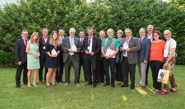 Bei der ÖPWZ-Tagung „Ideenmanagement & Innovation“ in Salzburg: Gruppenfoto aller Preisträger (Finanzdirektor Manfred Oberhauser (6.v.l.), Karl Dunst (7.v.l.))