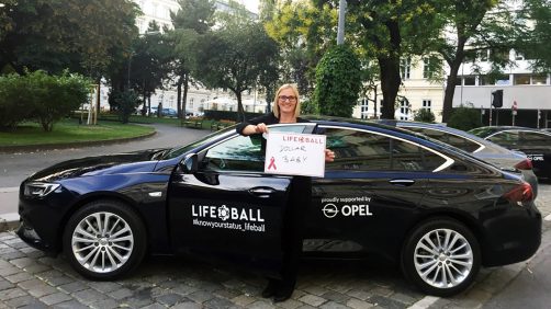Regina Lechenauer zeigt ihrem nächsten Fahrgast an, dass sie bereit steht.