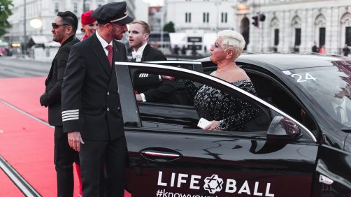 Jazz Gitti und Willi Gabalier entsteigen einem Insignia.
