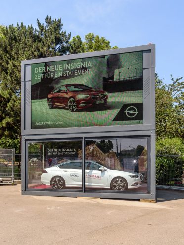 Werbung für den Opel Insignia beim Life Ball 2017.