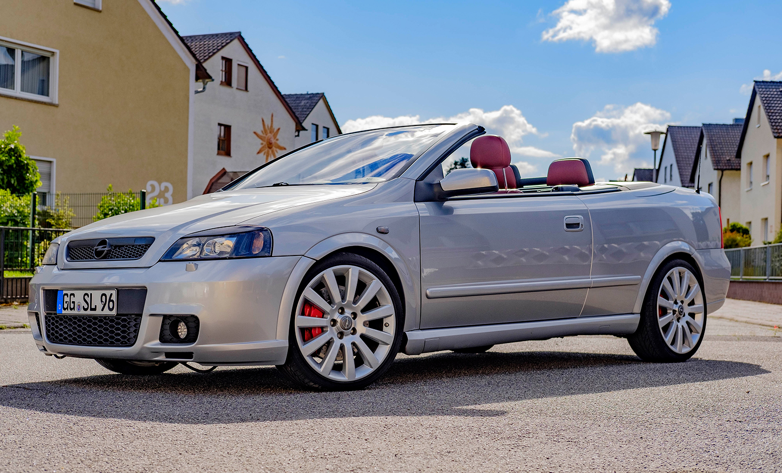 Silber mit roten Ledersitzen: Ein Cabrio mit Stil - und unbändigem Temperam...